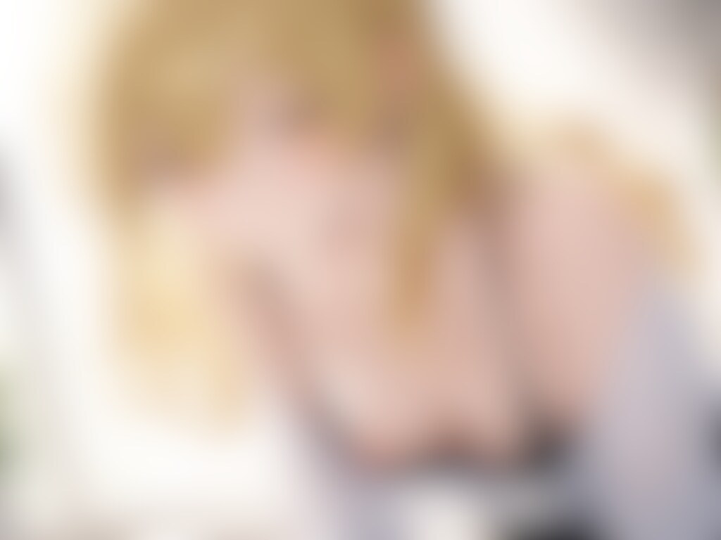 17枚:金髪胸チラ