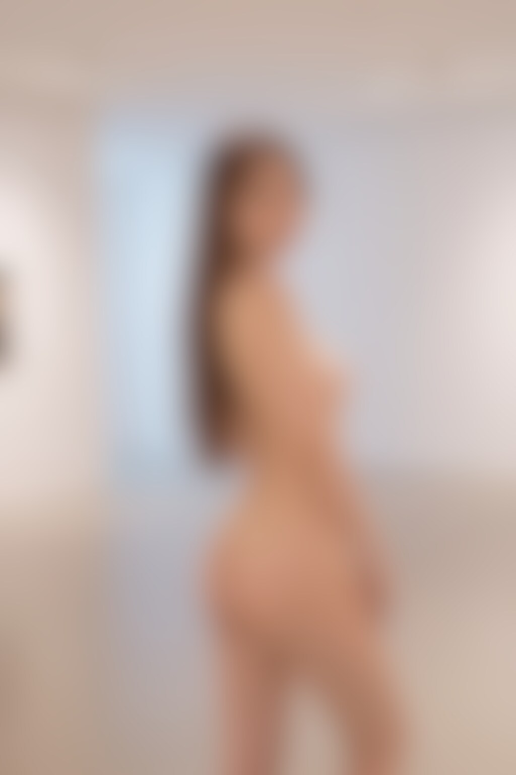 白い美術館に溶け込む蜜肌 ～Milk Tea Nude in Museum～