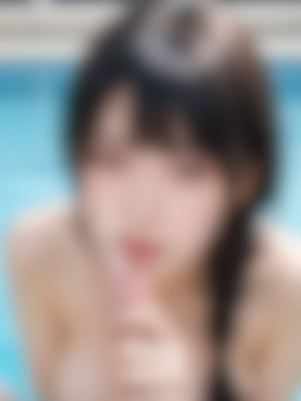 プールサイドで滴る白い誘惑…♡