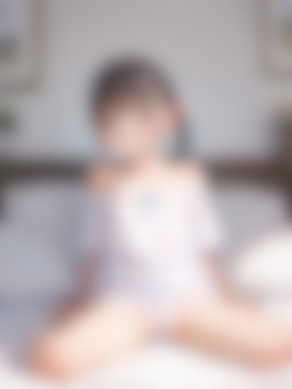 〇リJ〇ちゃんたちがオフショルダーシャツ＆パンツ見せで誘惑（10枚）