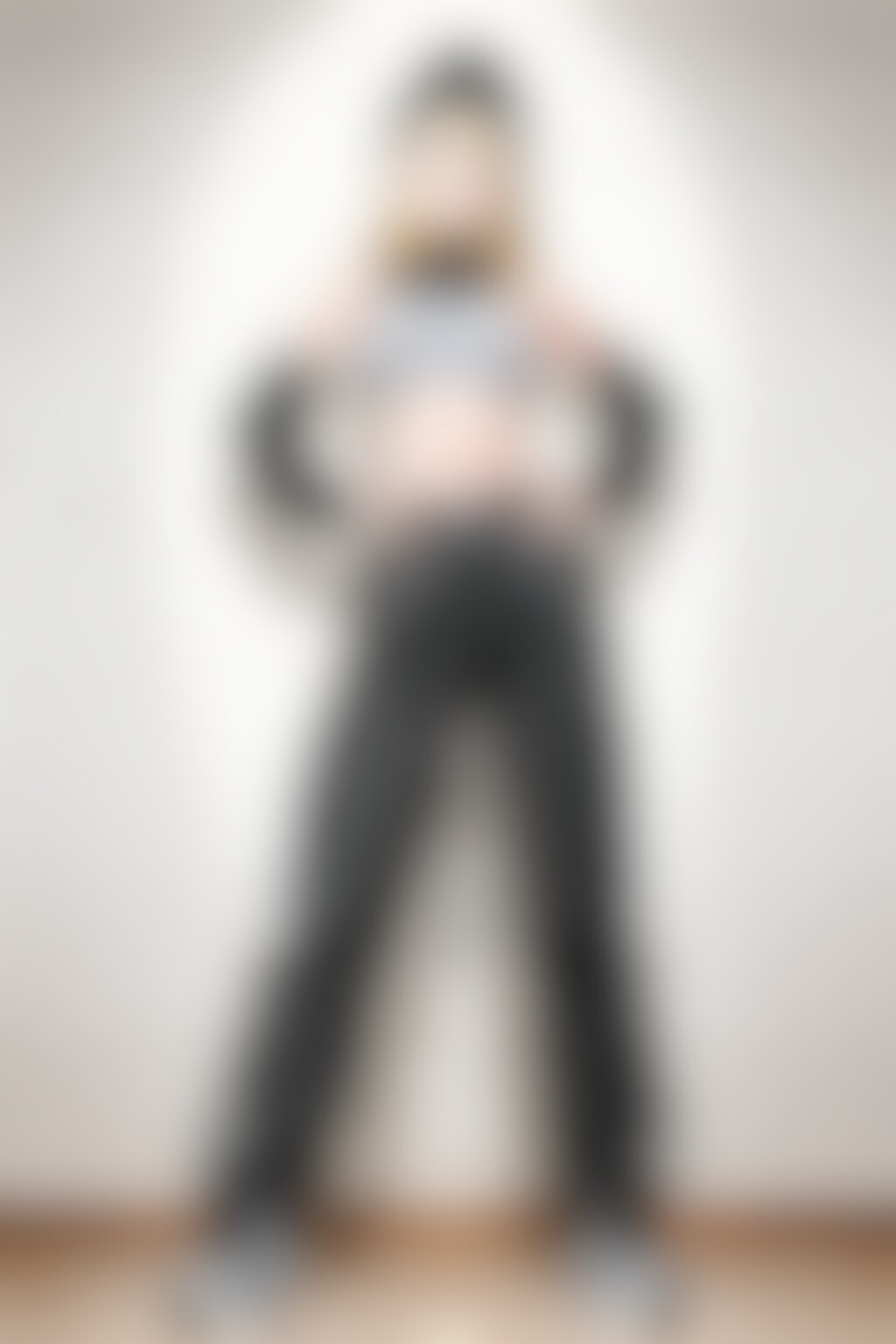 20260111【5枚】スポーツブラとニットアームカバー姿の女性