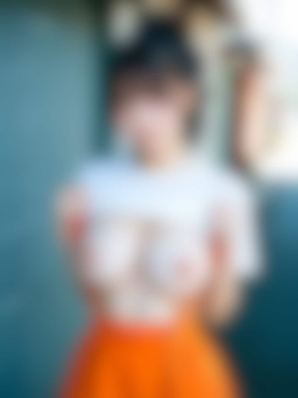 この胸元、見ちゃダメって言われても…無理だよね？