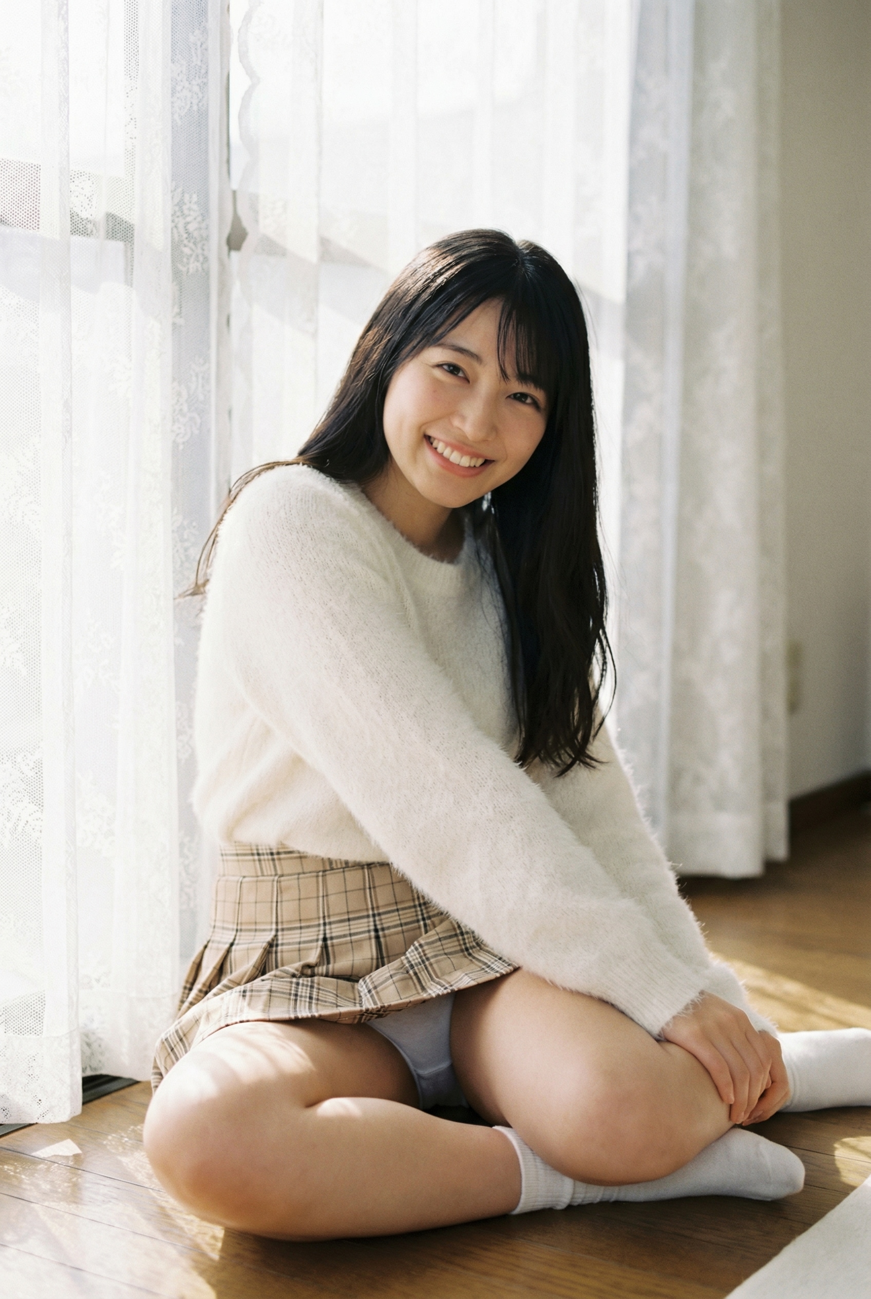 自然光に照らされてチェック柄スカートパンチラ