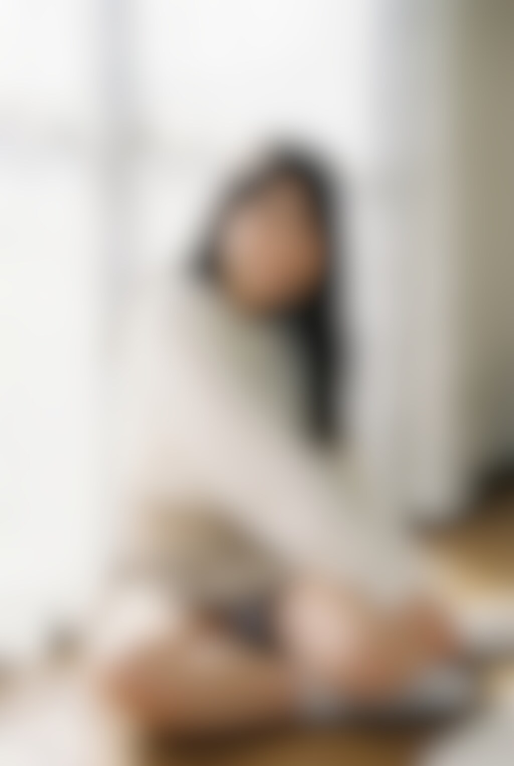 自然光に照らされてチェック柄スカートパンチラ