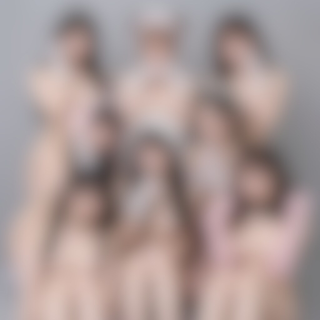 [5枚]裸のアイドルの集合写真🌸