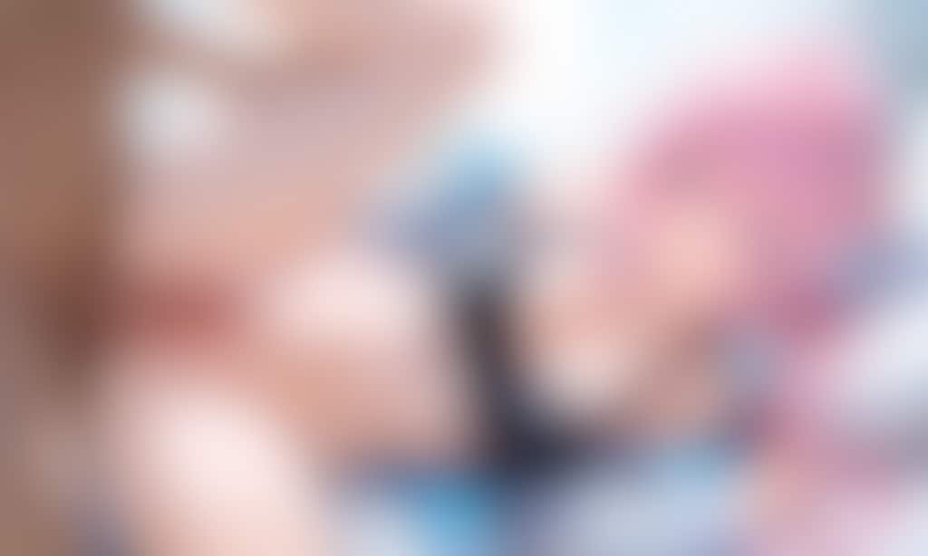 ペニスをあてがわれる少女