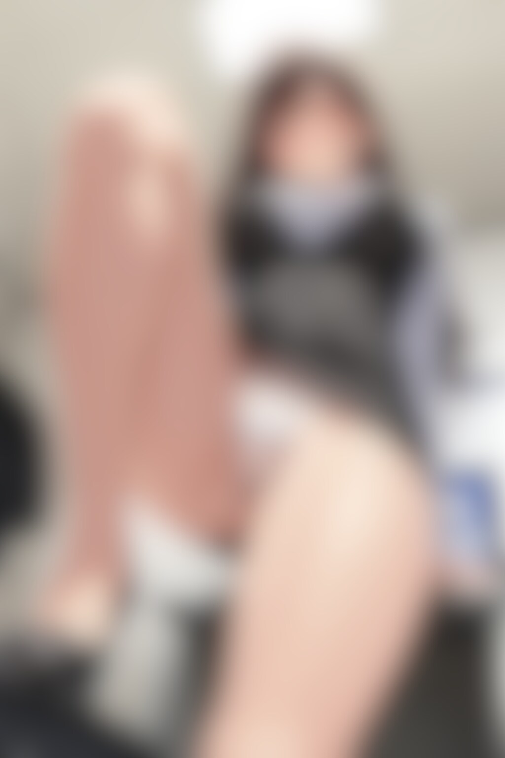 40枚:後半からシースルー&乳出し　ローアングルOLパンチラ
