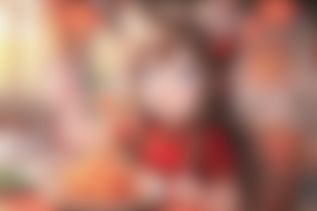 拔丝地瓜と雪蛤膏を食べる小さな女の子