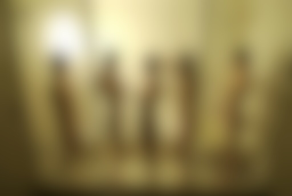 （磨りガラスVer）ガラス張りのお風呂ではしゃぐ女子たち