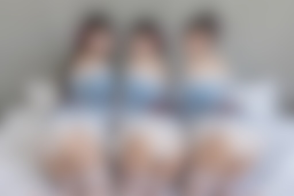 ベッドの上で私たちと何する？😘