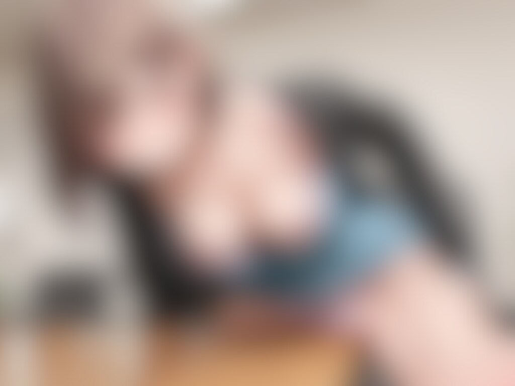 37枚:胸チラしながら角オナ