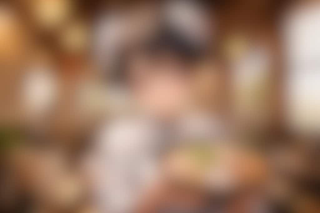 メイリン、ラーメン屋店員になる