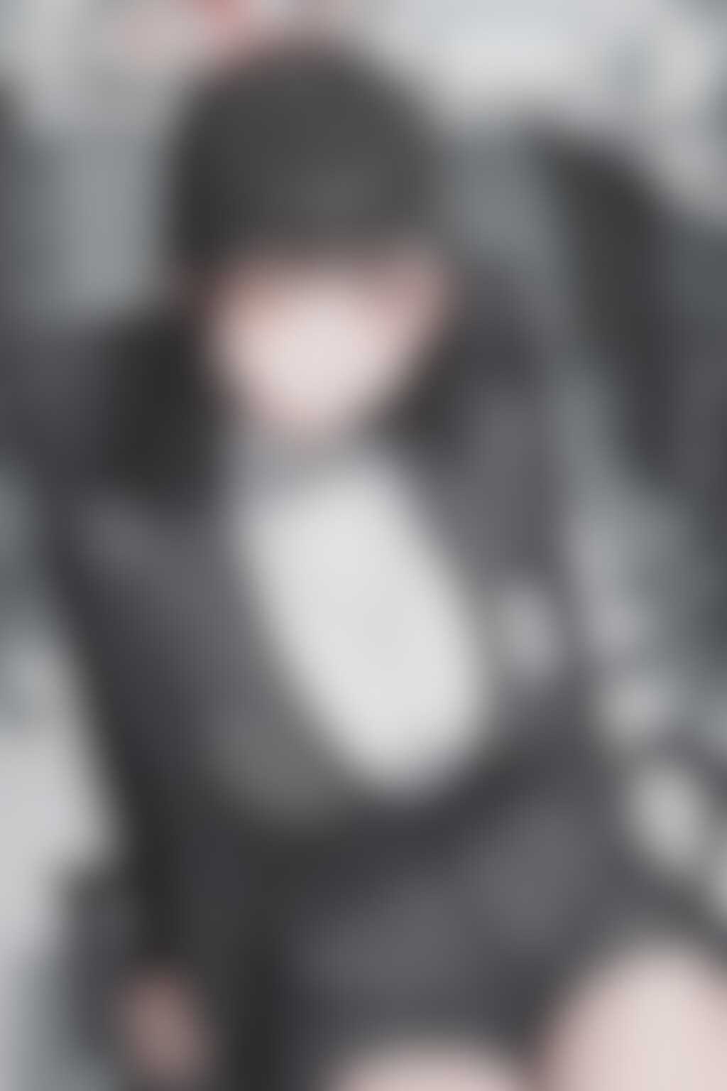 20251105【5枚】黒いブレザーと白いタートルネックの女性