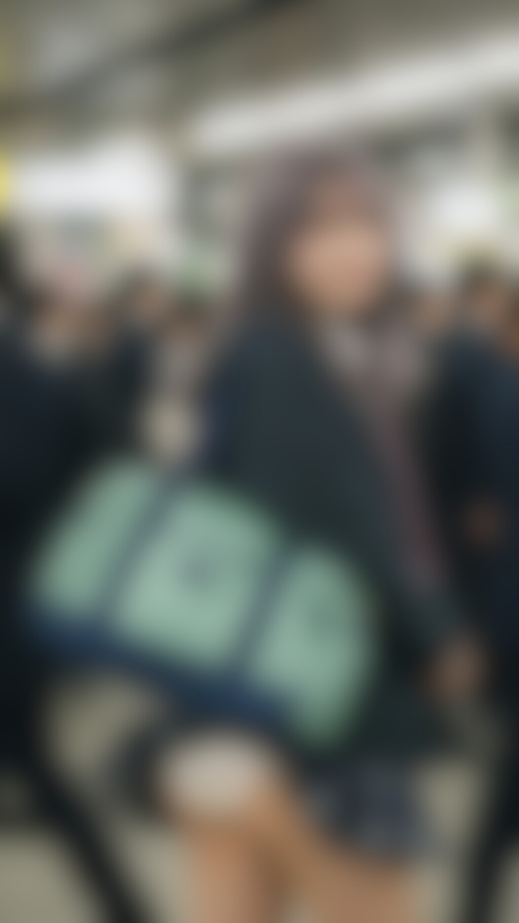 バッグにスカートが引っかかってパンチラ