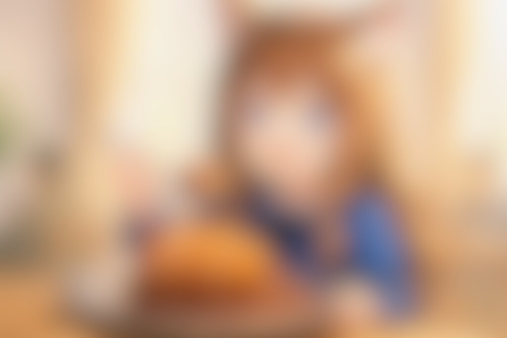 カツカレーとデザートを食べる小さな女の子