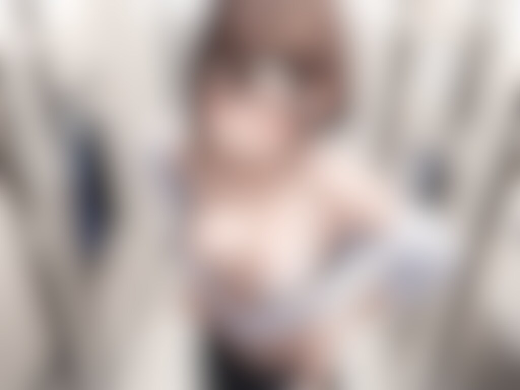 40枚:更衣室でスカート履く時に胸チラ