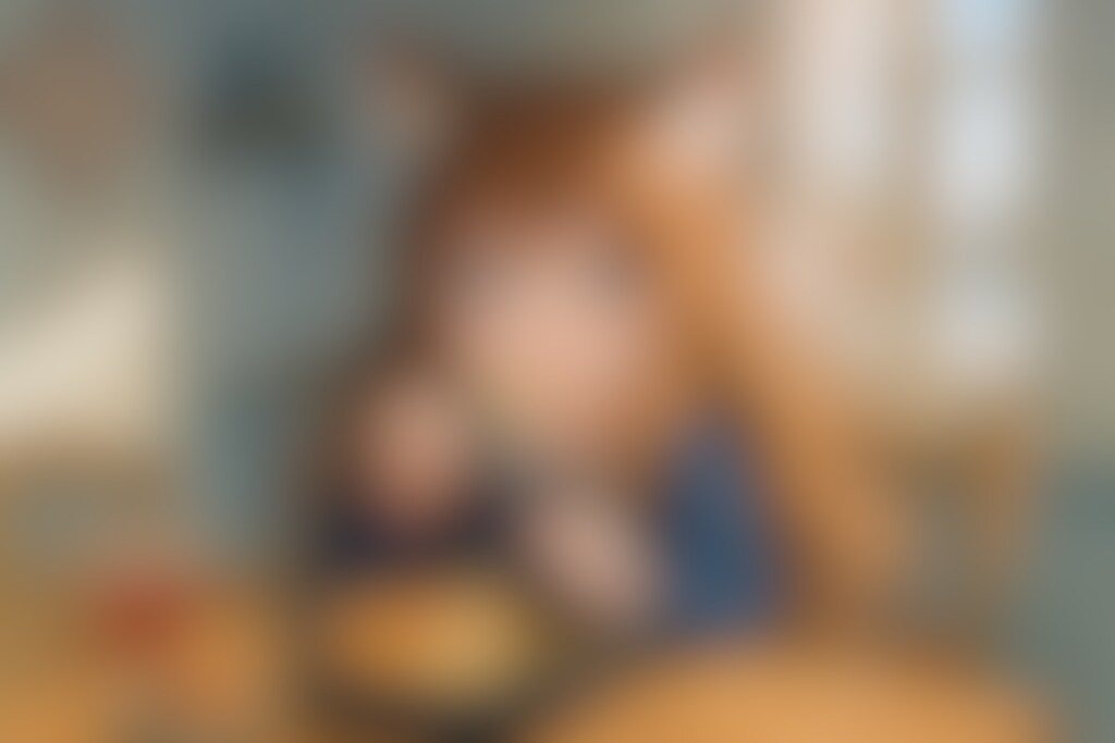 ヤンソンの誘惑とプリンセストルタを食べる小さな女の子