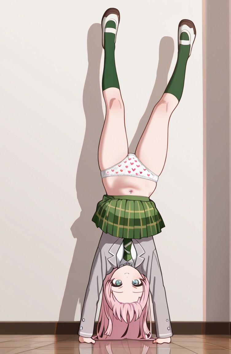 千早愛音が逆立ちしてパンツ全開
