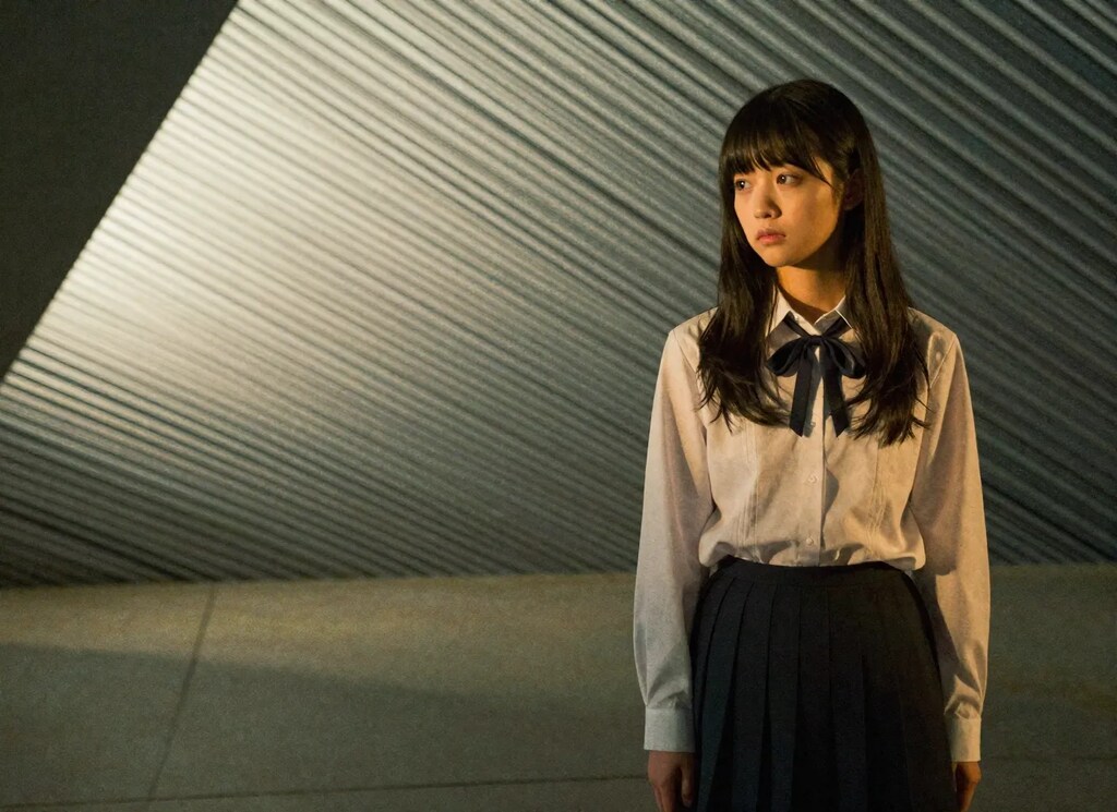 本日の適当な写真（直線と女の子）