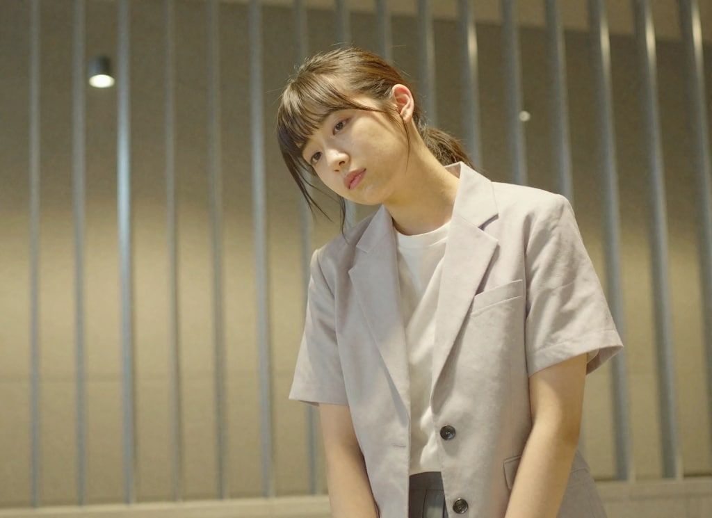 本日の適当な写真（直線と女の子）