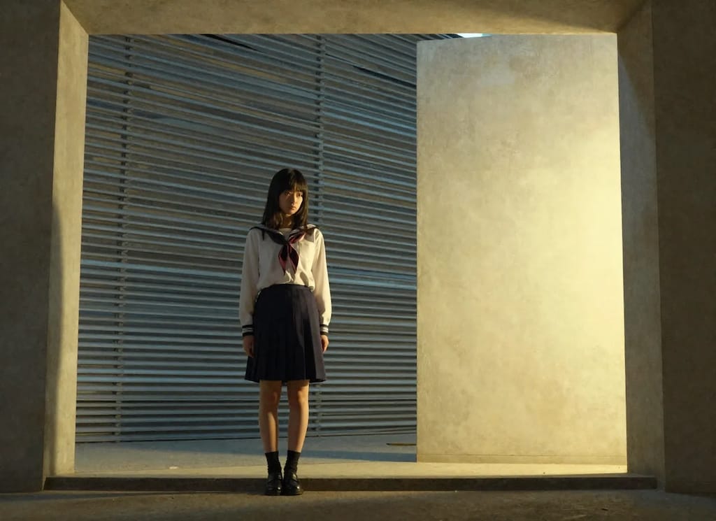 本日の適当な写真（直線と女の子）