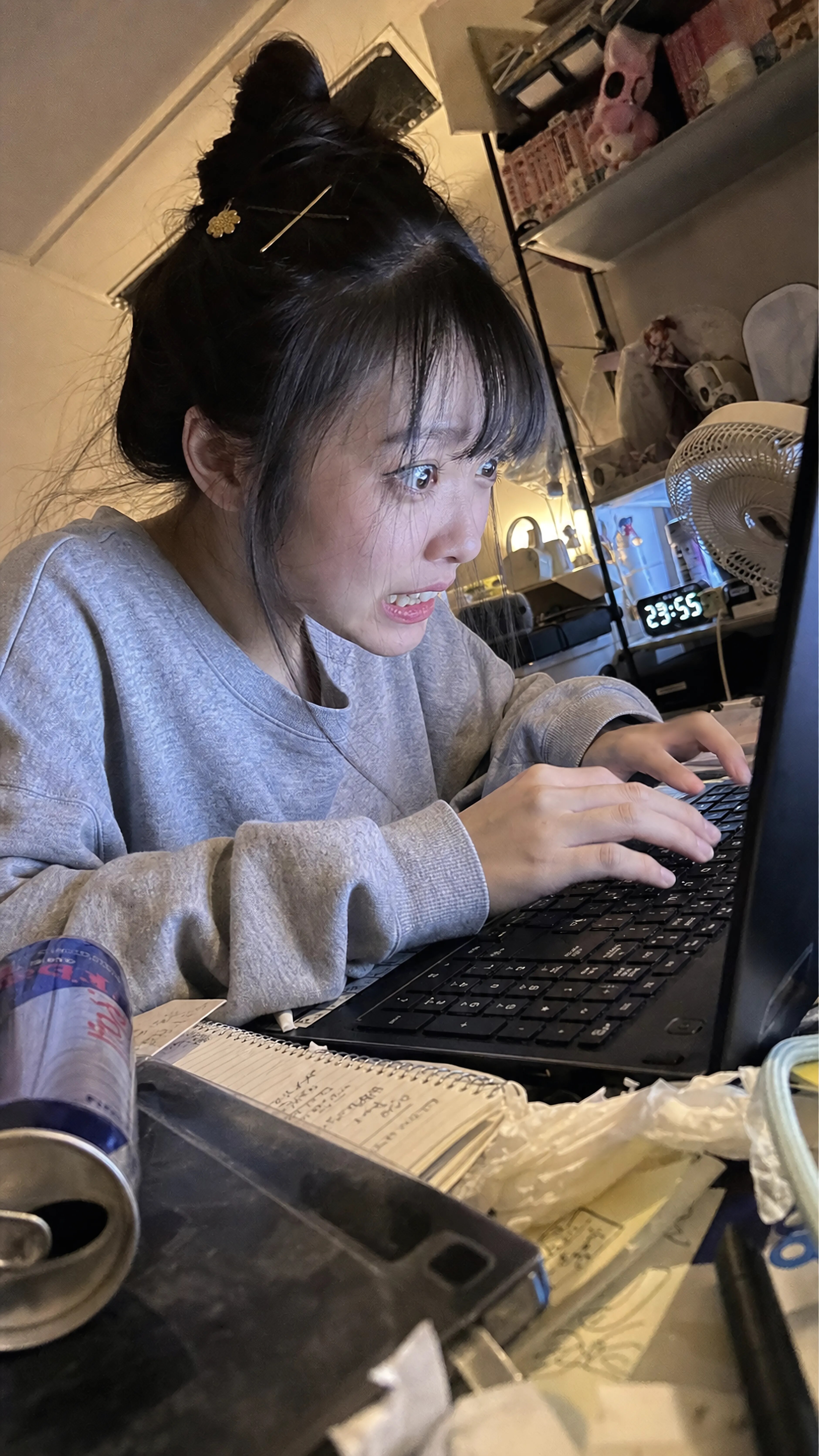 Deadline Glow on Her Face | の人気AIイラスト・グラビア