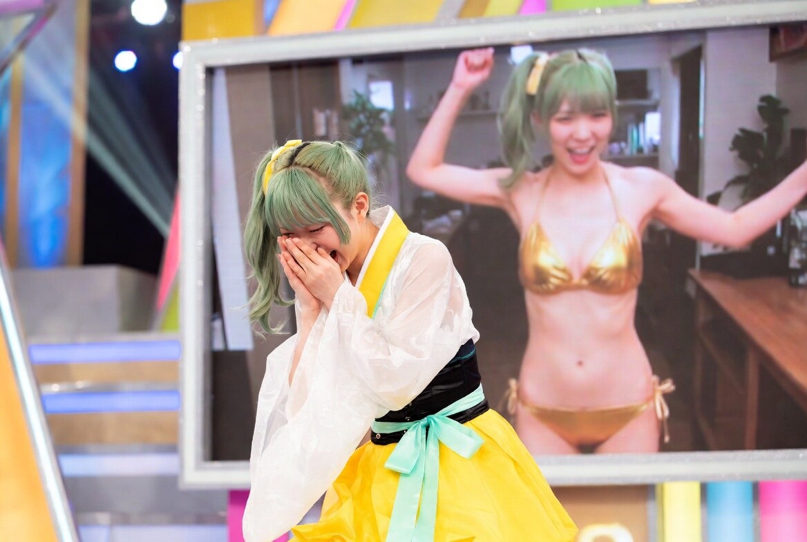 自宅でも金ビキニを着用！？