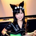 黒猫美女のギタープレイ 9枚目