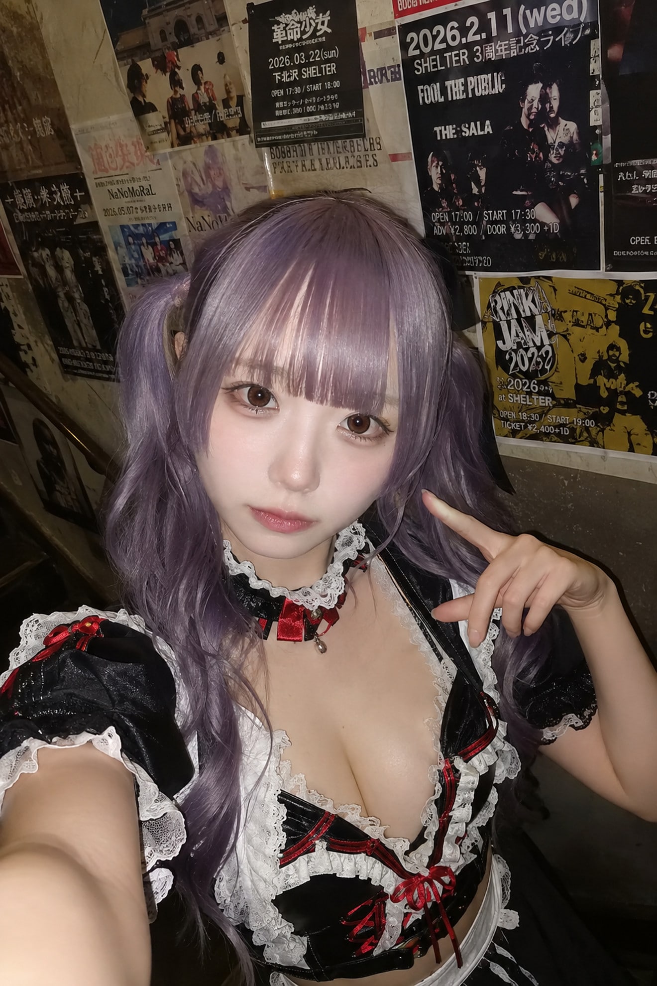 【貼り紙】ライブハウスの階段の踊り場で自撮りするアイドル(ねこなみさくらさん主催「貼り紙」エントリー作品)