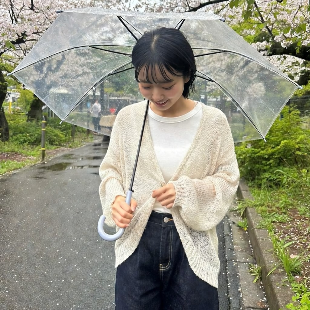 桜の木の下で雨に濡れた午後