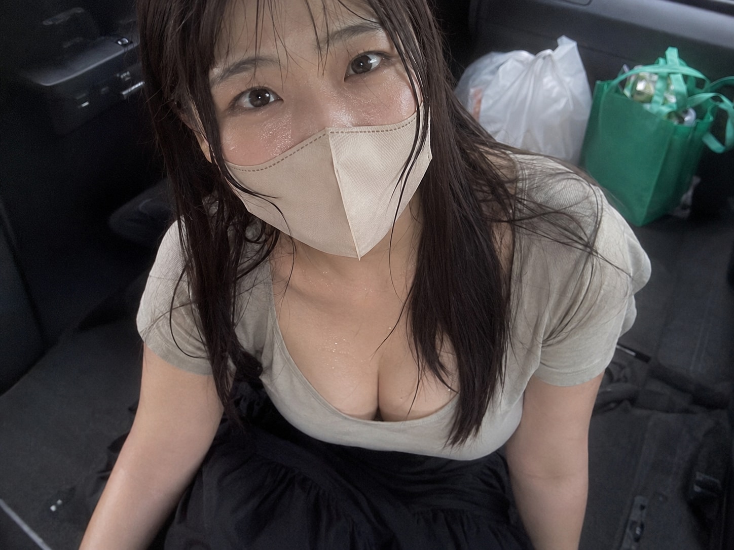 近所のママと、車の中で