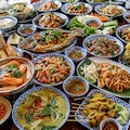 大量のタイ料理 2枚目