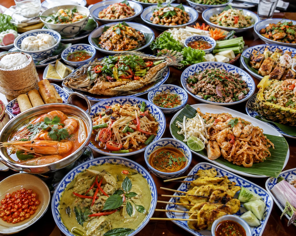 大量のタイ料理