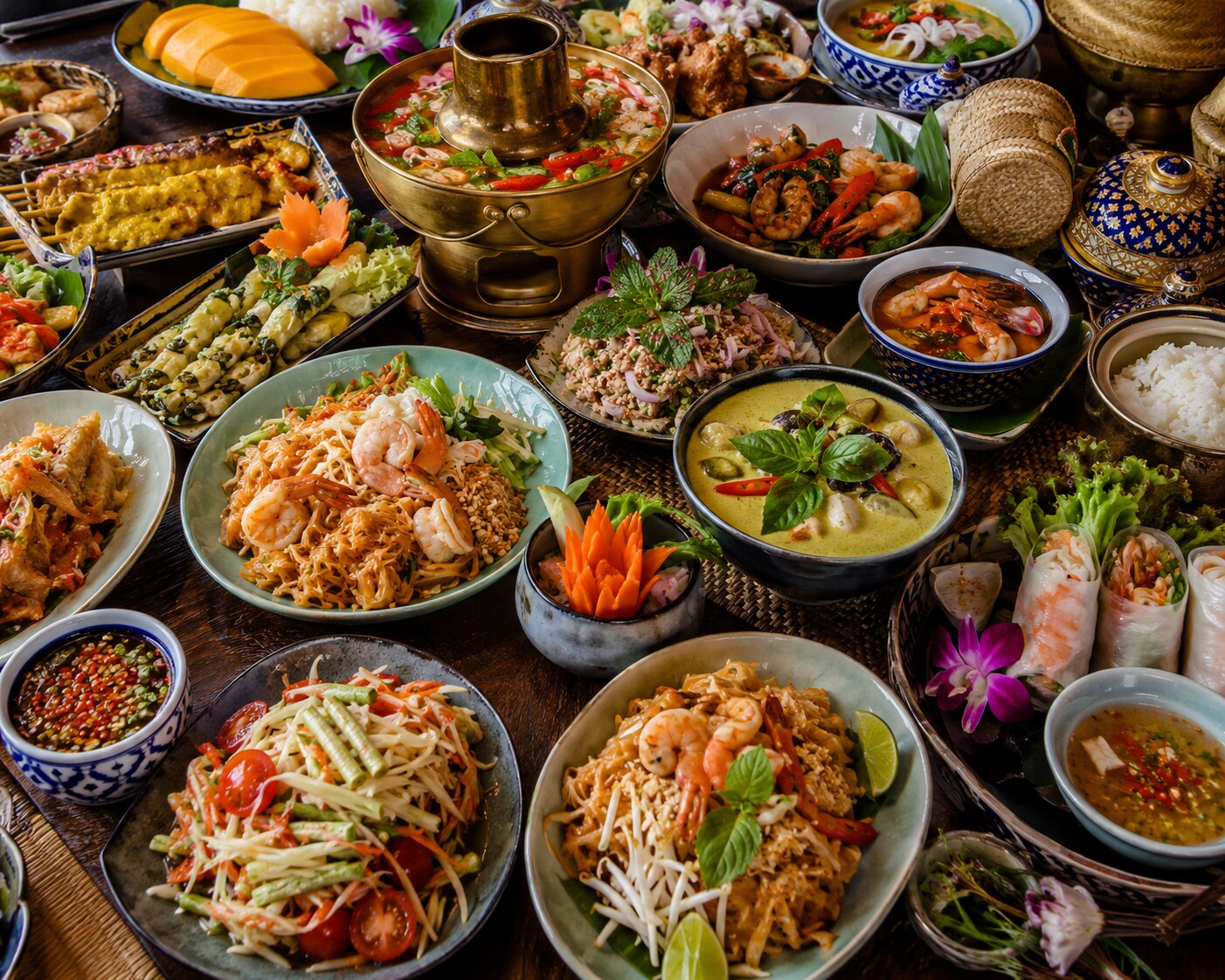 大量のタイ料理