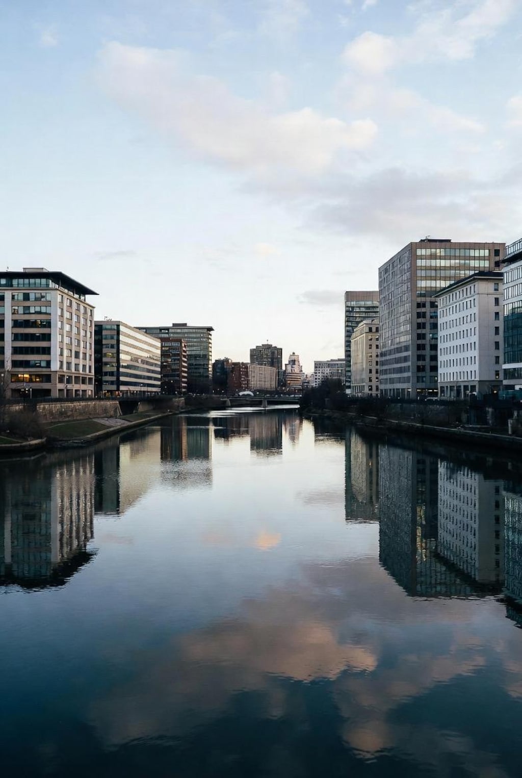 水面に映る街並み集
