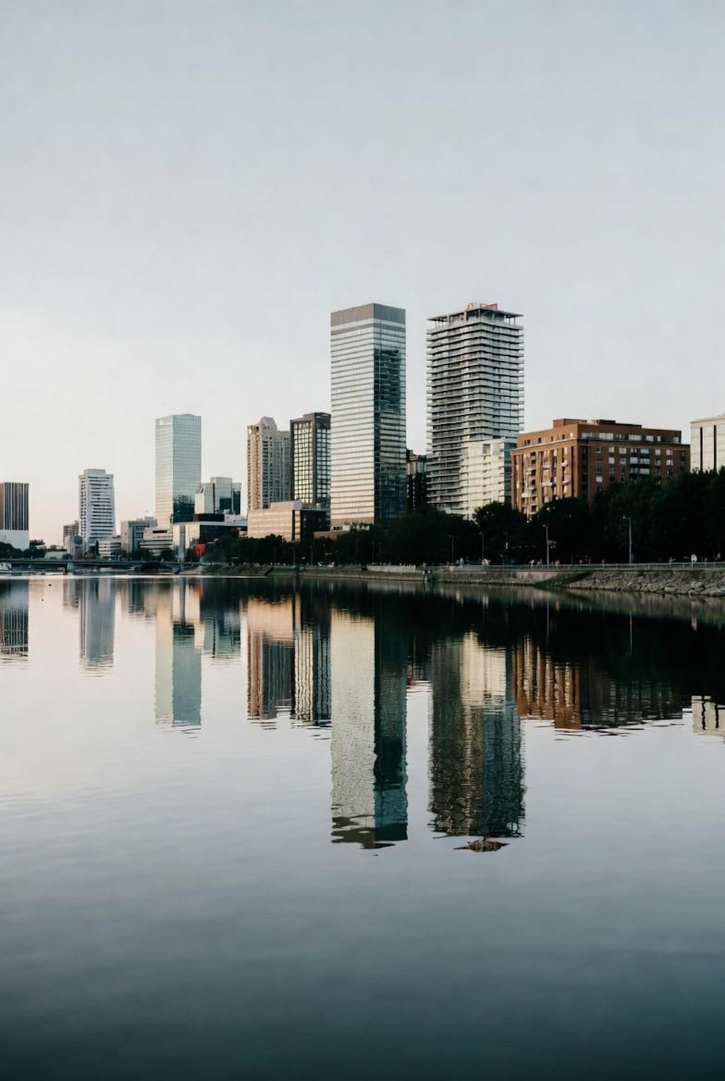 水面に映る街並み集