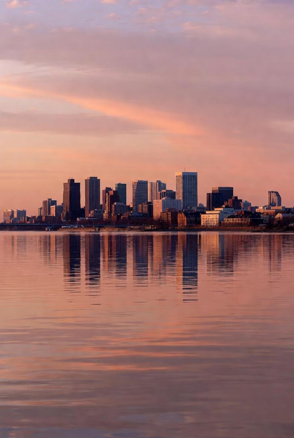 水面に映る街並み集
