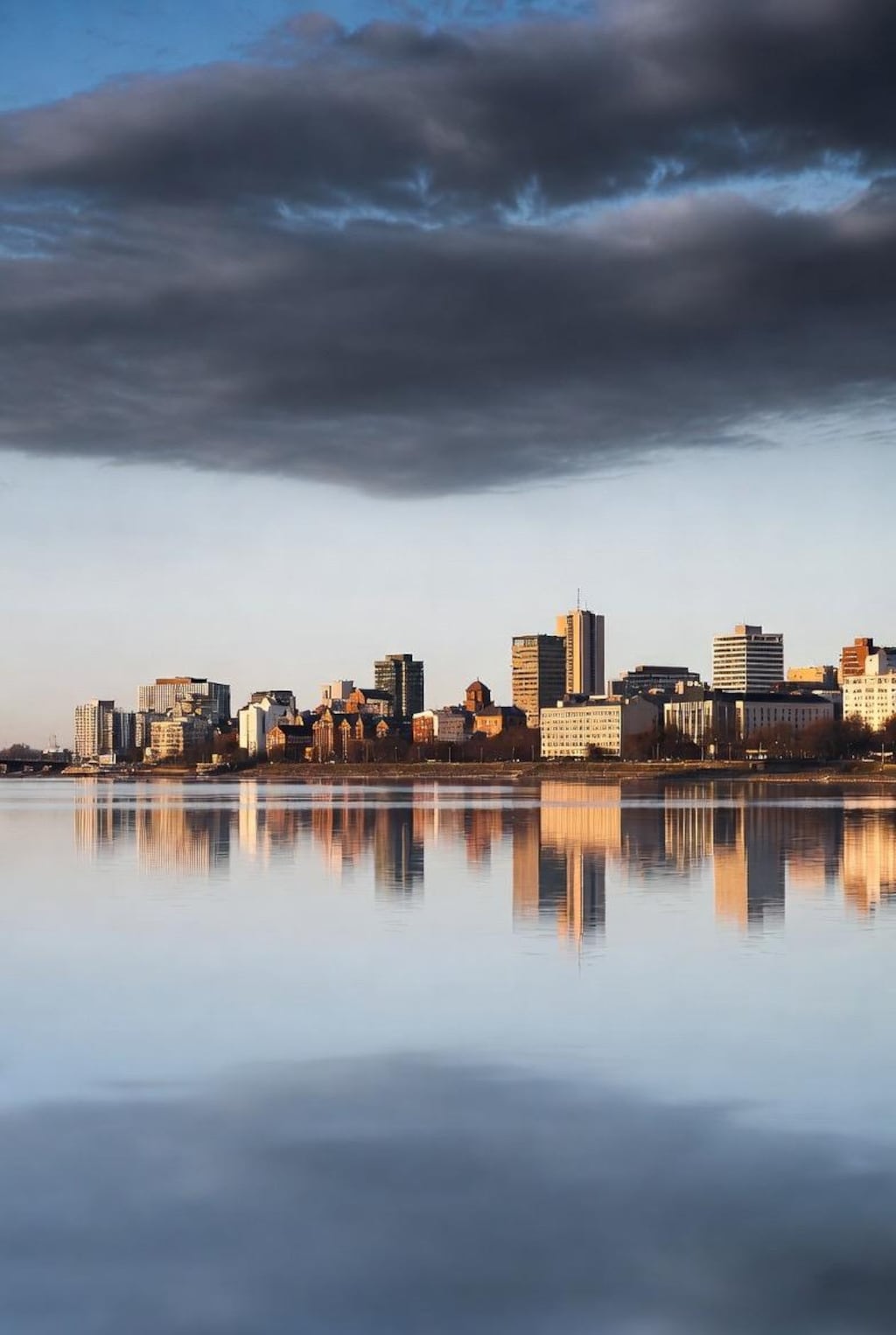 水面に映る街並み集