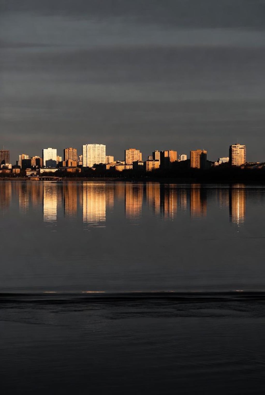 水面に映る街並み集