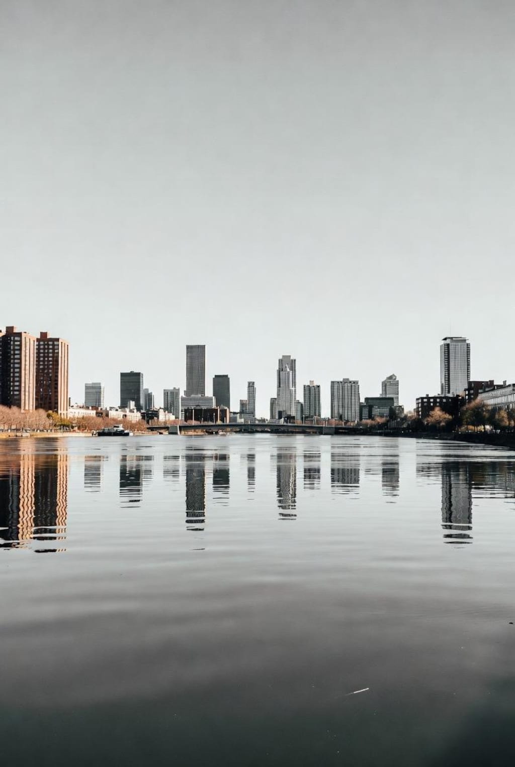 水面に映る街並み集