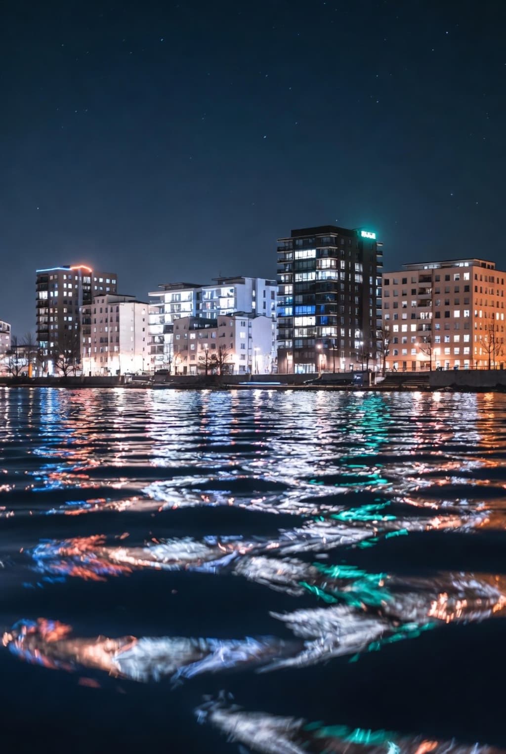 水面に映る街並み集