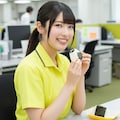 会社でおにぎりを食べるOL 4枚目
