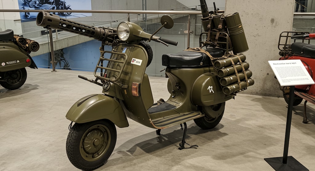 ベスパ軍用バイク