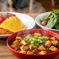 オムライスと麻婆豆腐とほうれん草のサラダ 2枚目