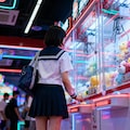 クレーンゲームで遊ぶ女子 3枚目