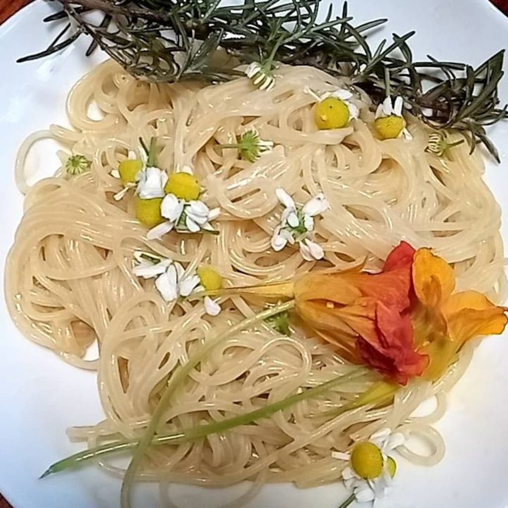 カモミールのクリームソースパスタ