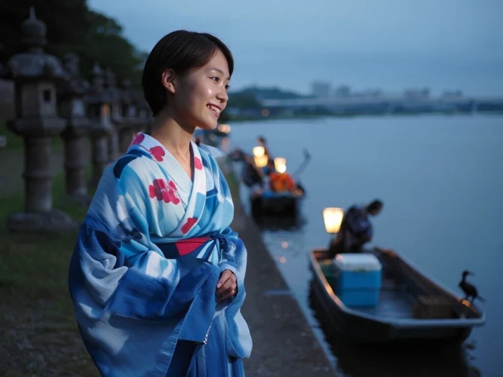 川と浴衣美女