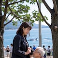 ベンチのおじさんに呼び止められて、今度はコートを取られそうに。もう取材どころじゃなくなっちゃう⋯♥ 2枚目