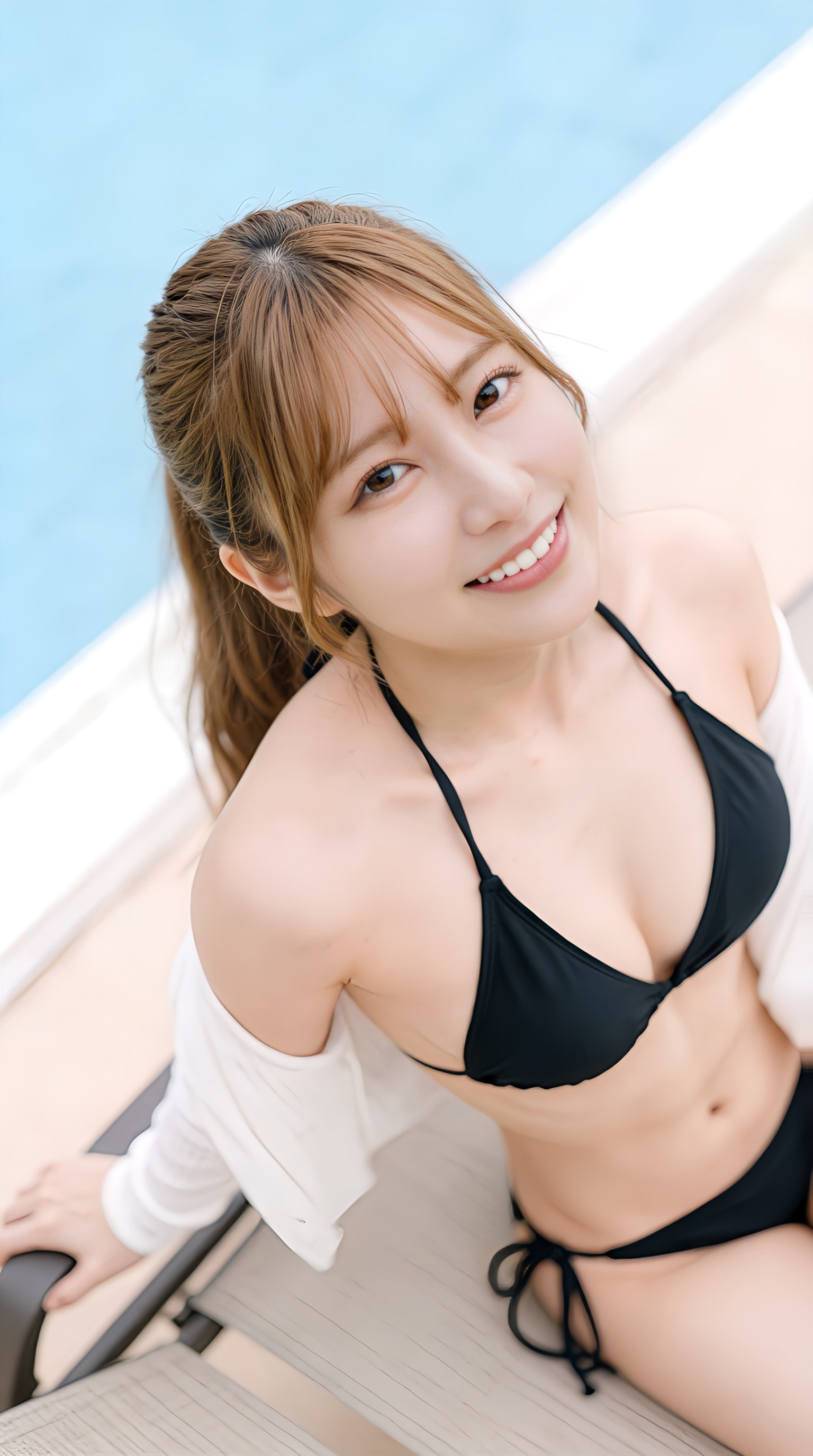 上目遣いは反則…無防備すぎる黒ビキニ