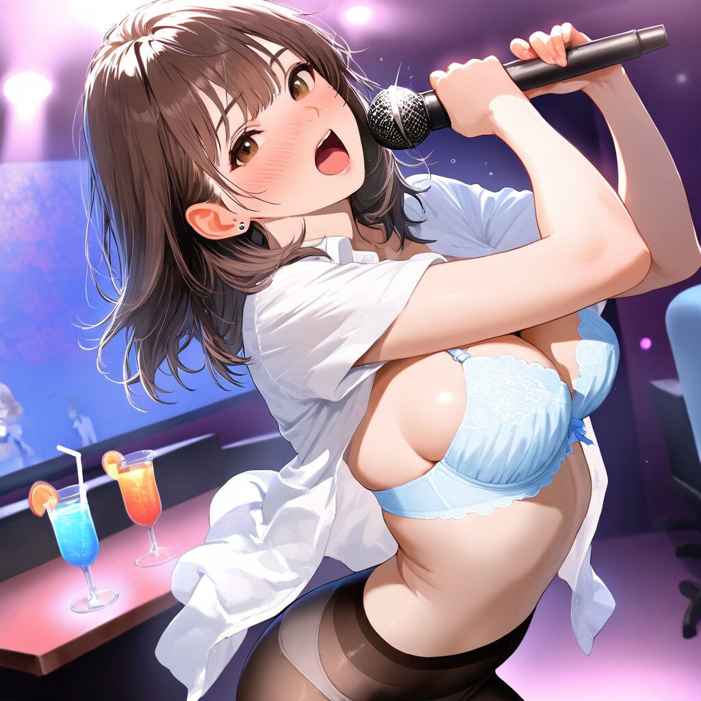 カラオケを全力で盛り上げるOLさん